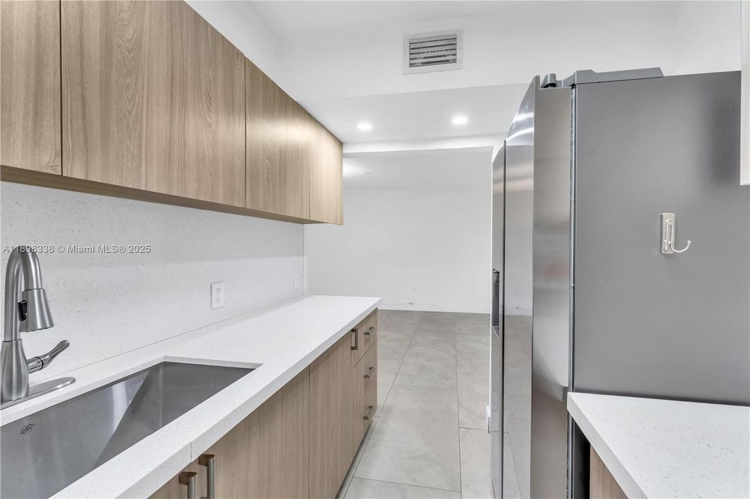 Active With Contract: $250,000 (1 beds, 1 baths, 710 Square Feet)