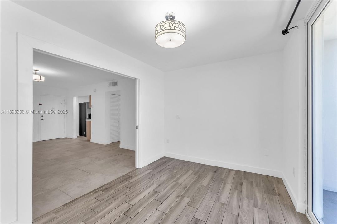 Active With Contract: $250,000 (1 beds, 1 baths, 710 Square Feet)