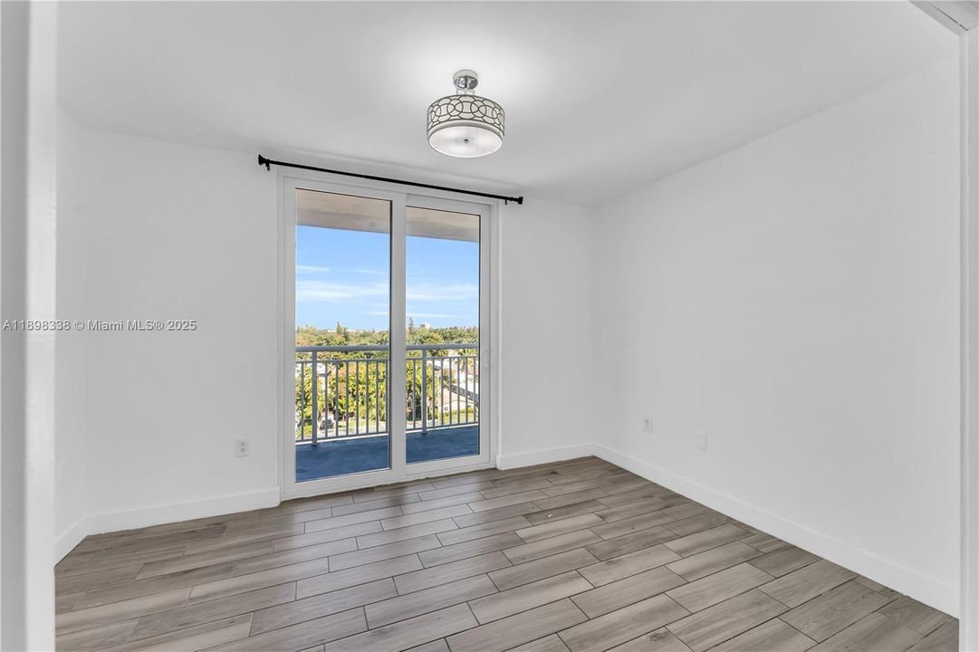 Active With Contract: $250,000 (1 beds, 1 baths, 710 Square Feet)