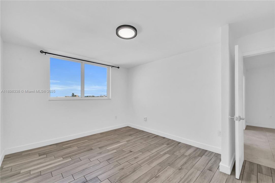 Active With Contract: $250,000 (1 beds, 1 baths, 710 Square Feet)