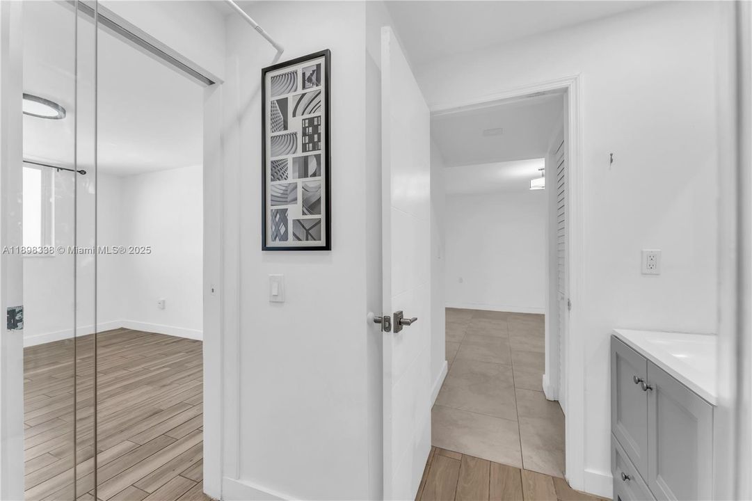 Active With Contract: $250,000 (1 beds, 1 baths, 710 Square Feet)