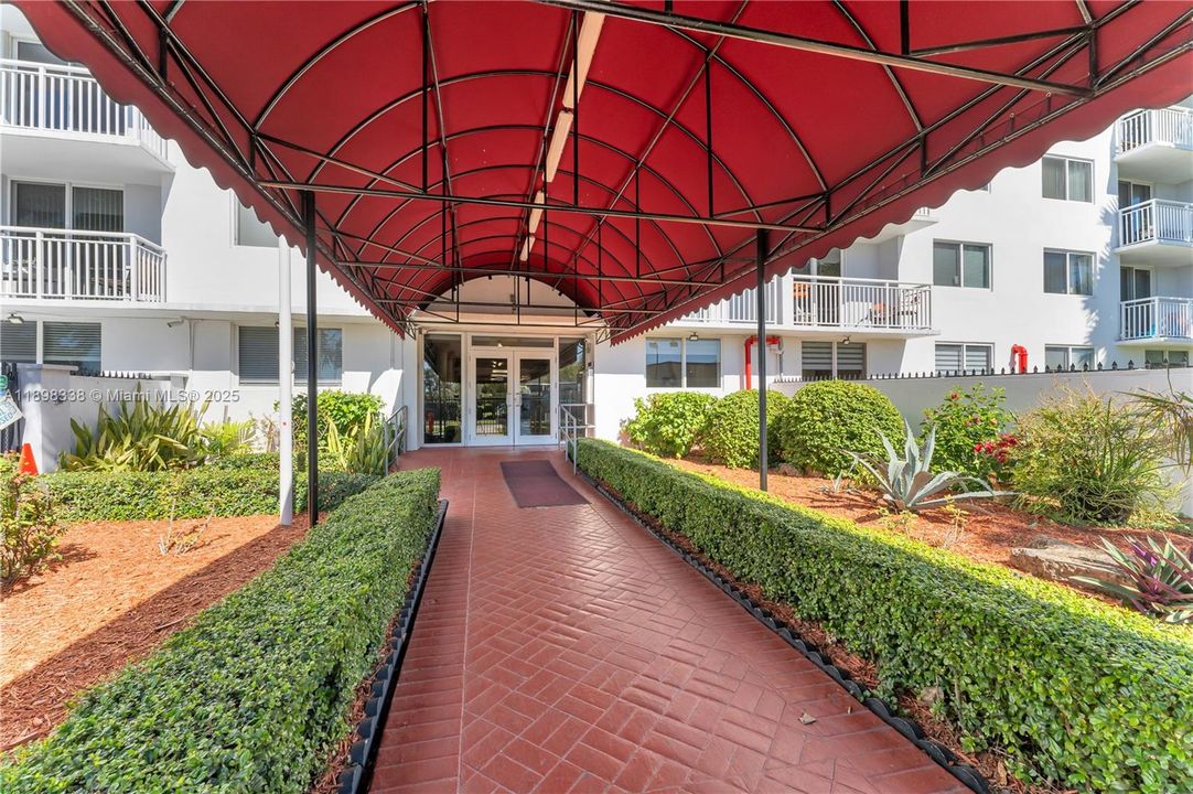 Active With Contract: $250,000 (1 beds, 1 baths, 710 Square Feet)