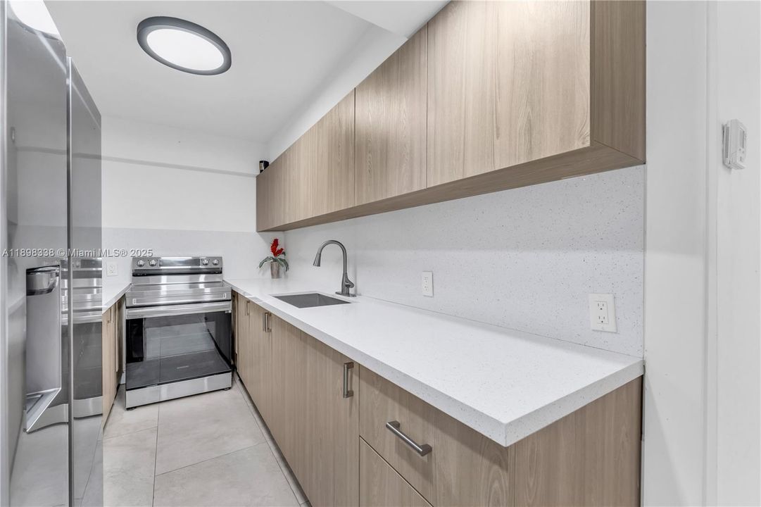 Active With Contract: $250,000 (1 beds, 1 baths, 710 Square Feet)