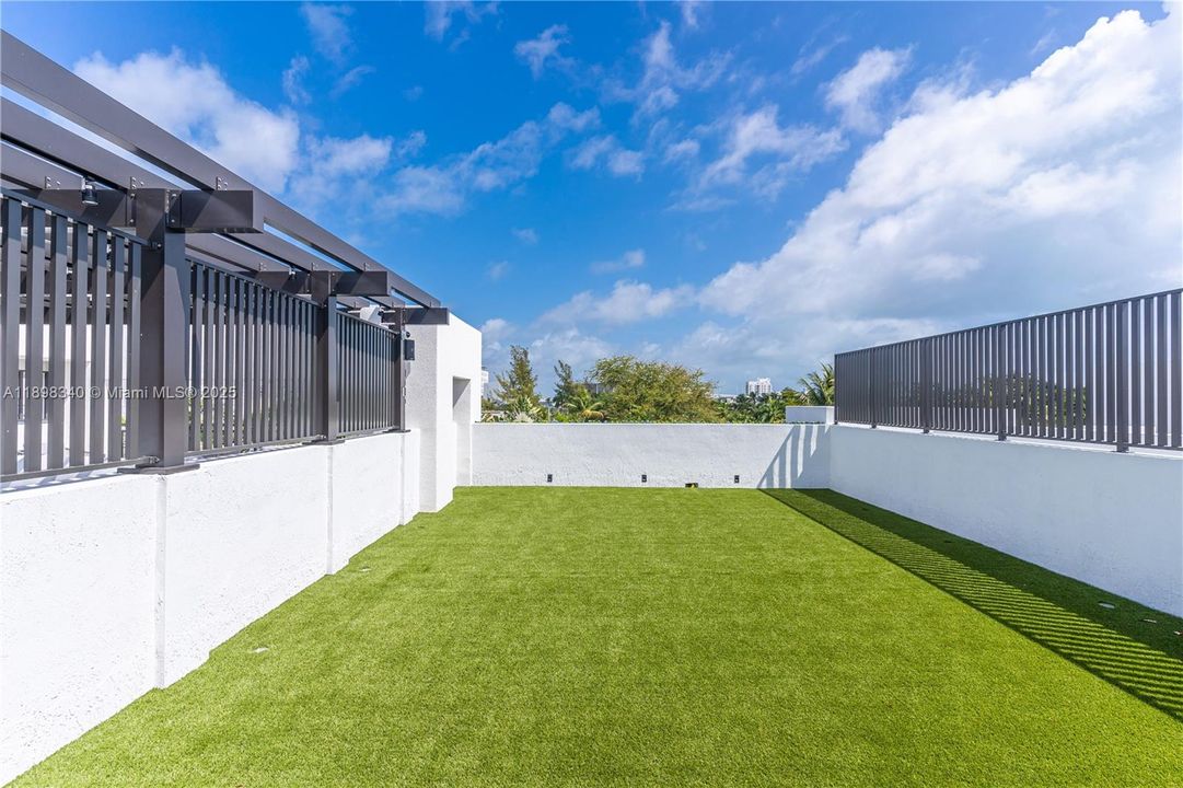 Active With Contract: $3,900 (1 beds, 1 baths, 738 Square Feet)