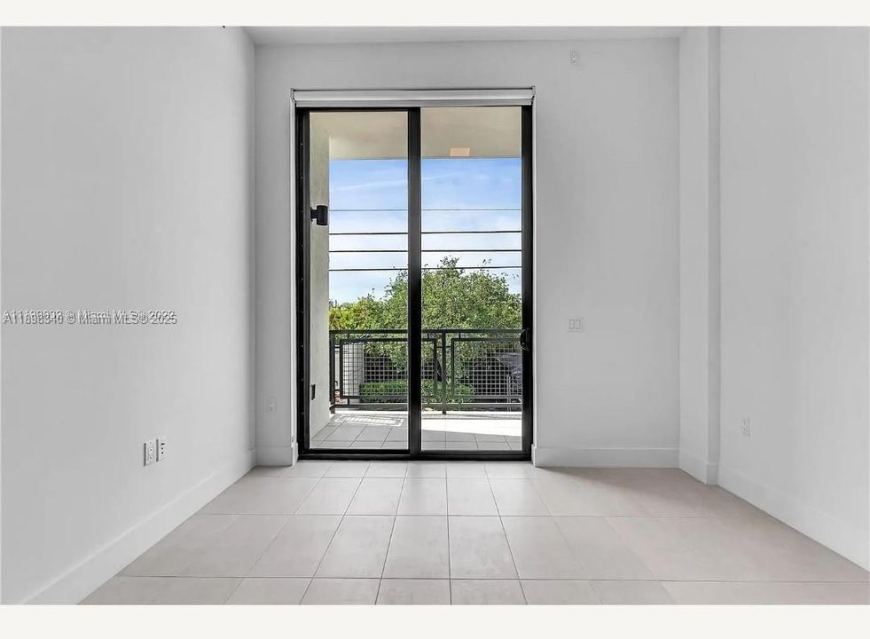Active With Contract: $3,900 (1 beds, 1 baths, 738 Square Feet)