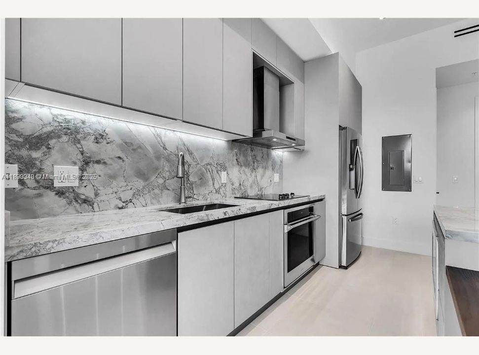 Active With Contract: $3,900 (1 beds, 1 baths, 738 Square Feet)