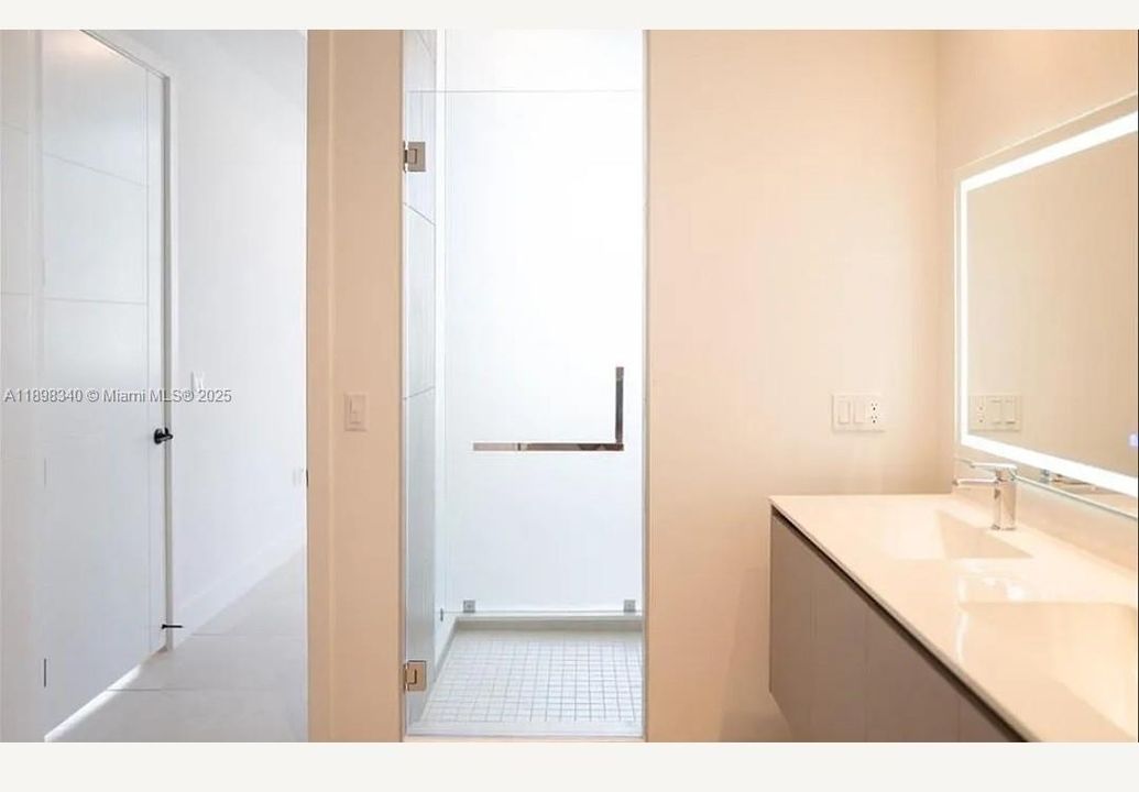 Active With Contract: $3,900 (1 beds, 1 baths, 738 Square Feet)