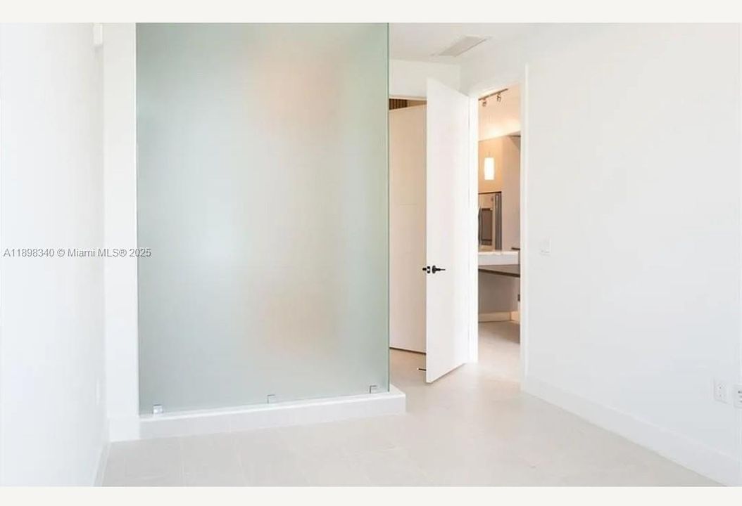 Active With Contract: $3,900 (1 beds, 1 baths, 738 Square Feet)