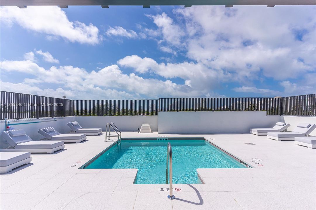 Active With Contract: $3,900 (1 beds, 1 baths, 738 Square Feet)