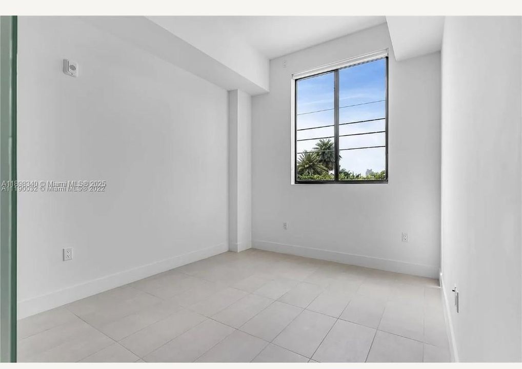 Active With Contract: $3,900 (1 beds, 1 baths, 738 Square Feet)