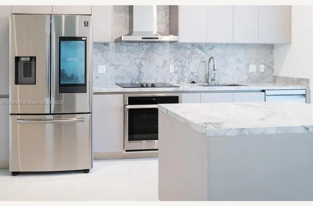 Active With Contract: $3,900 (1 beds, 1 baths, 738 Square Feet)