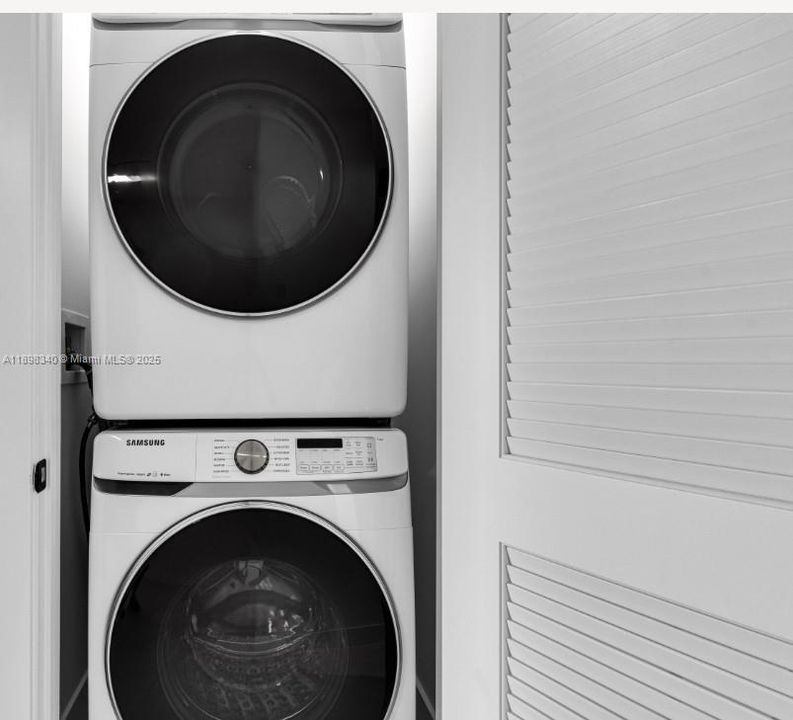 Active With Contract: $3,900 (1 beds, 1 baths, 738 Square Feet)