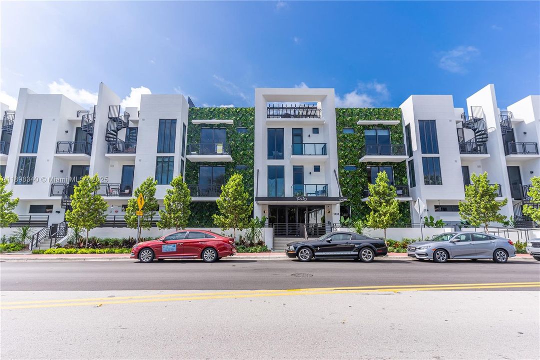 Active With Contract: $3,900 (1 beds, 1 baths, 738 Square Feet)