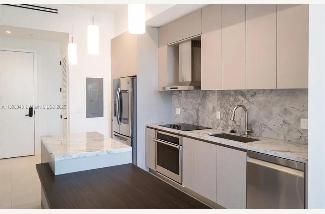 Active With Contract: $3,900 (1 beds, 1 baths, 738 Square Feet)