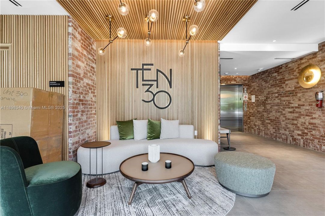 Active With Contract: $3,900 (1 beds, 1 baths, 738 Square Feet)