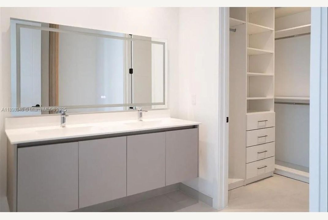 Active With Contract: $3,900 (1 beds, 1 baths, 738 Square Feet)