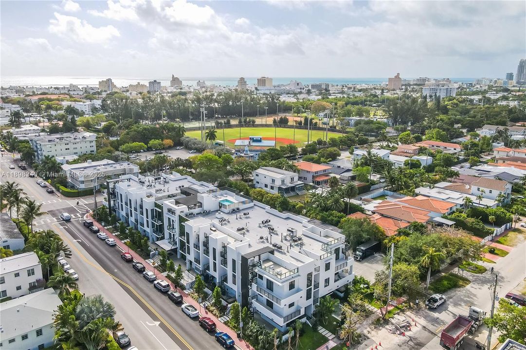 Active With Contract: $3,900 (1 beds, 1 baths, 738 Square Feet)