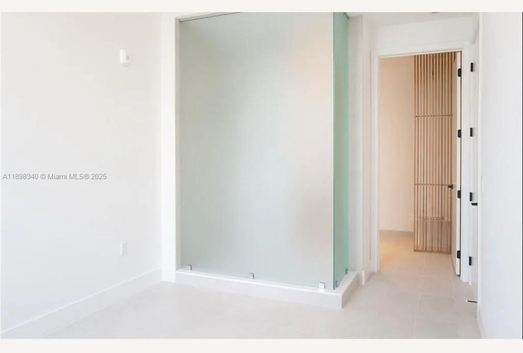 Active With Contract: $3,900 (1 beds, 1 baths, 738 Square Feet)