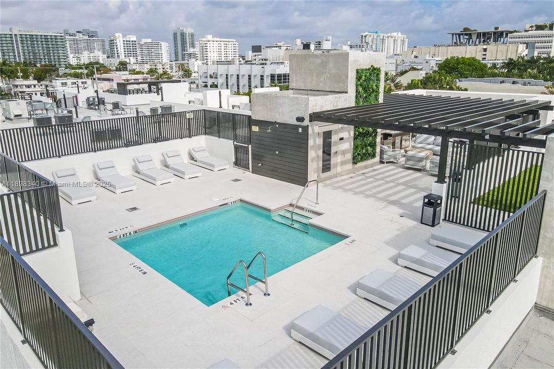 Active With Contract: $3,900 (1 beds, 1 baths, 738 Square Feet)