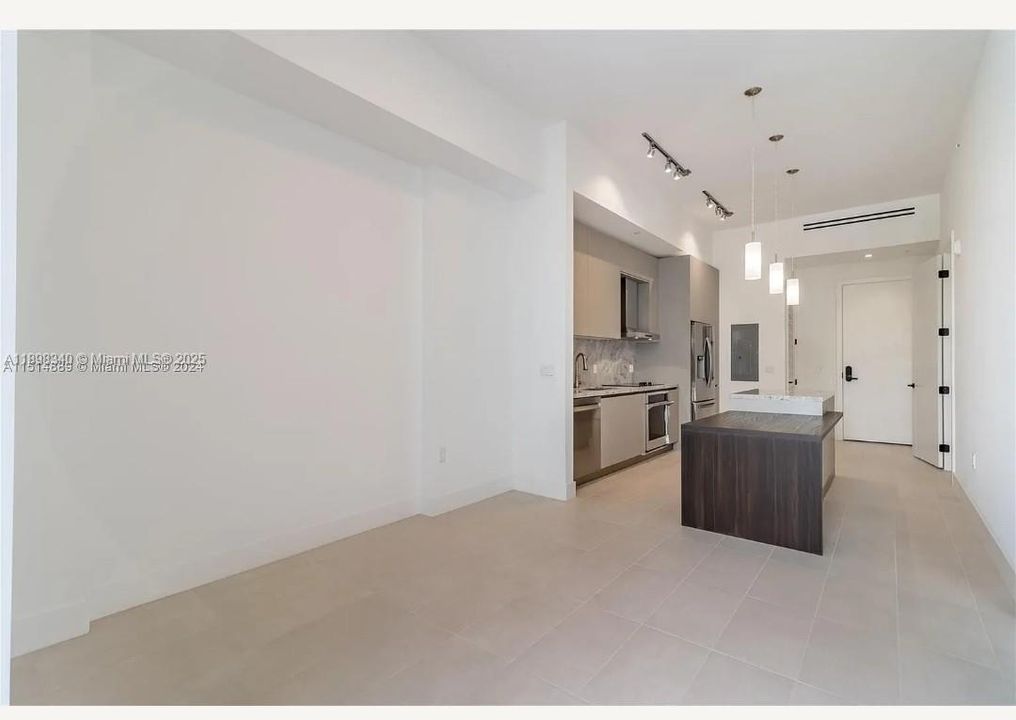 Active With Contract: $3,900 (1 beds, 1 baths, 738 Square Feet)
