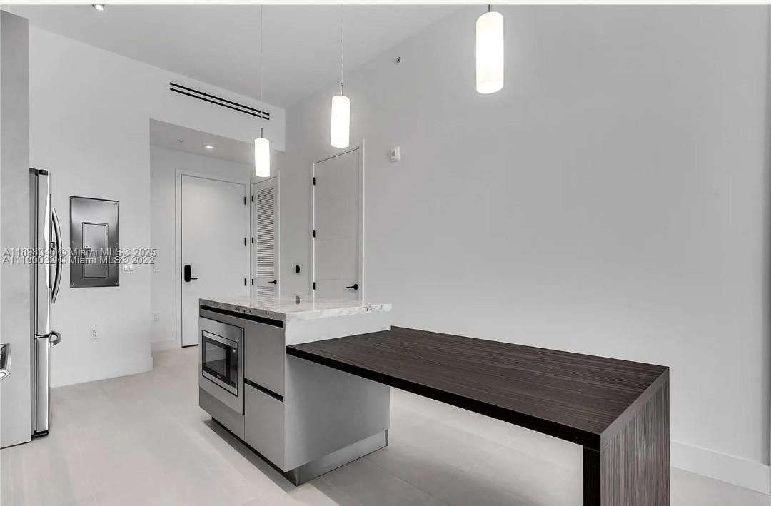 Active With Contract: $3,900 (1 beds, 1 baths, 738 Square Feet)