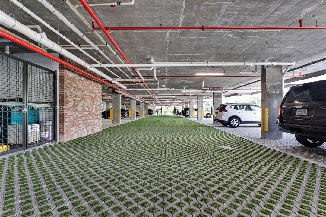 Active With Contract: $3,900 (1 beds, 1 baths, 738 Square Feet)