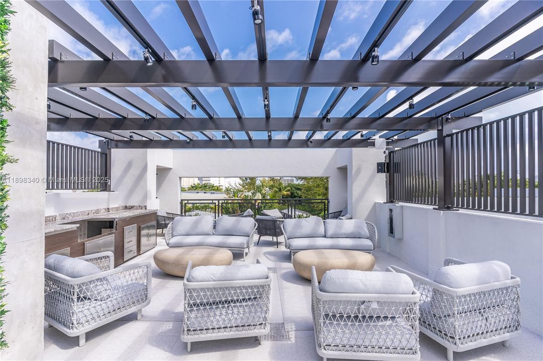 Active With Contract: $3,900 (1 beds, 1 baths, 738 Square Feet)