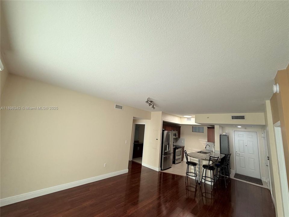 For Rent: $2,900 (2 beds, 2 baths, 1040 Square Feet)