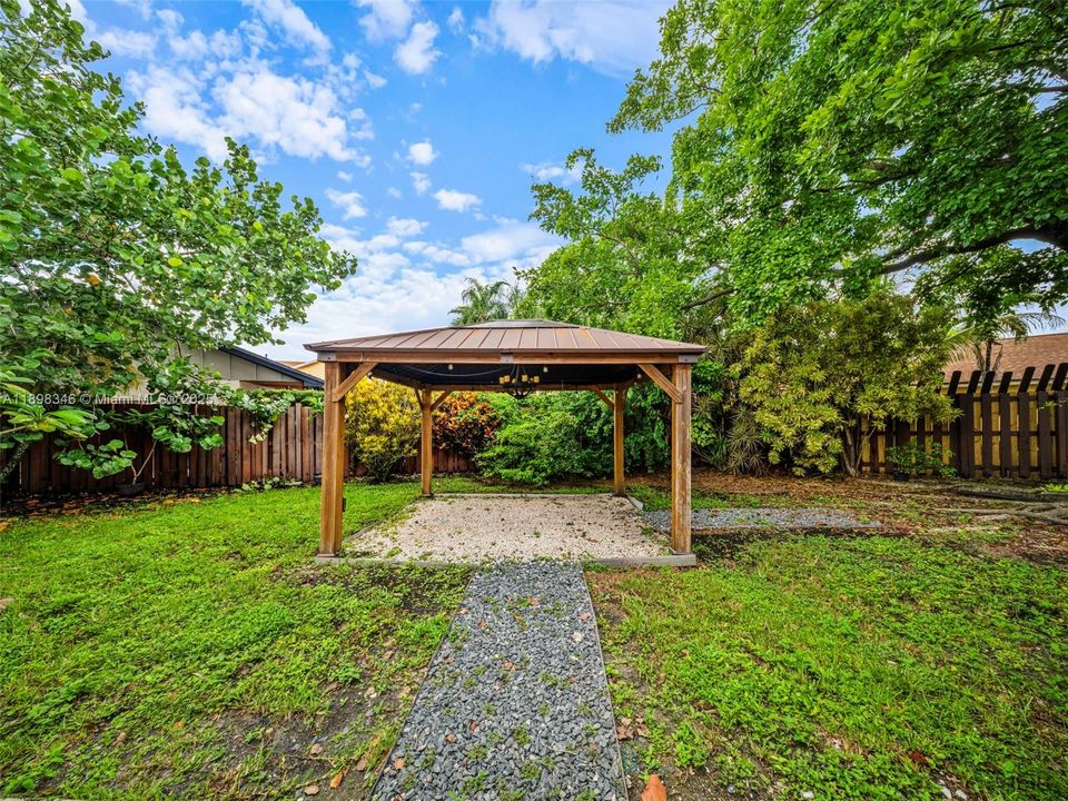 В аренду: $5,000 (4 спален, 2 ванн, 2471 Квадратных фут)