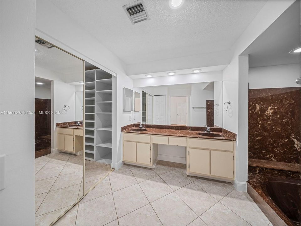 В аренду: $5,000 (4 спален, 2 ванн, 2471 Квадратных фут)