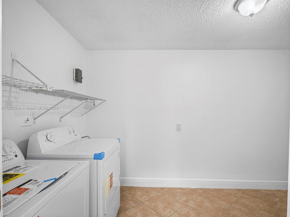 В аренду: $5,000 (4 спален, 2 ванн, 2471 Квадратных фут)