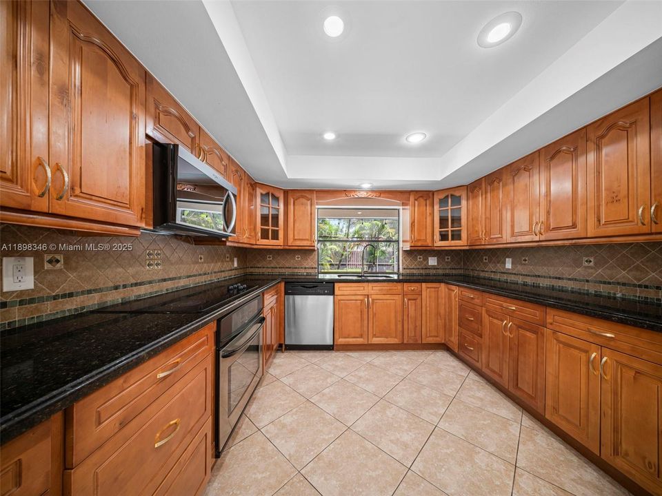 В аренду: $5,000 (4 спален, 2 ванн, 2471 Квадратных фут)