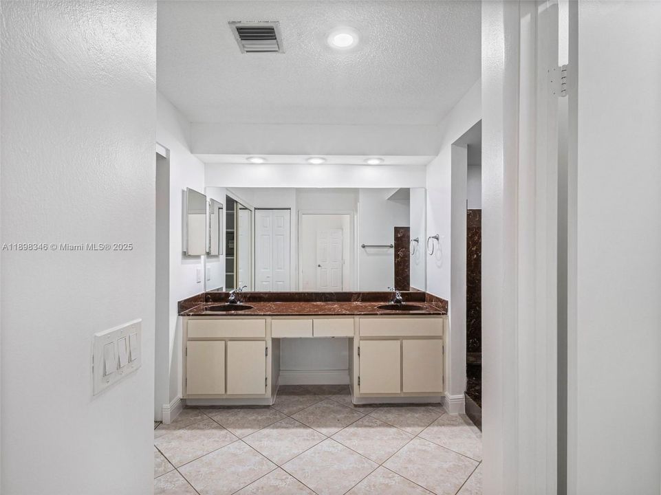 В аренду: $5,000 (4 спален, 2 ванн, 2471 Квадратных фут)