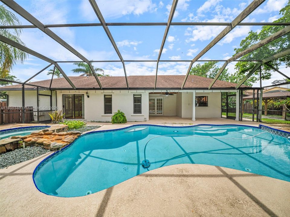 В аренду: $5,000 (4 спален, 2 ванн, 2471 Квадратных фут)