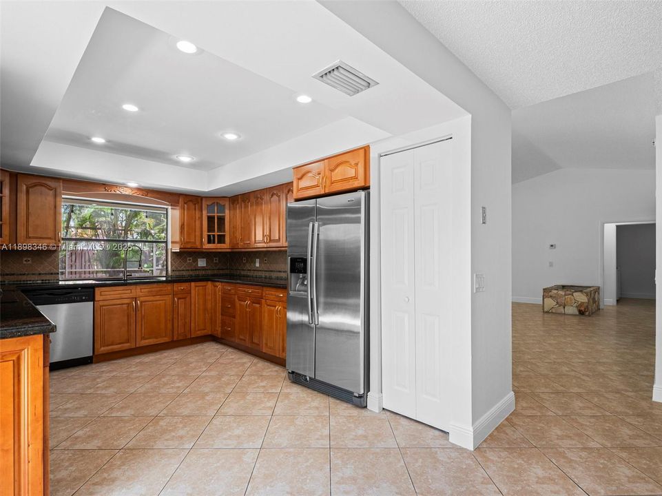 В аренду: $5,000 (4 спален, 2 ванн, 2471 Квадратных фут)