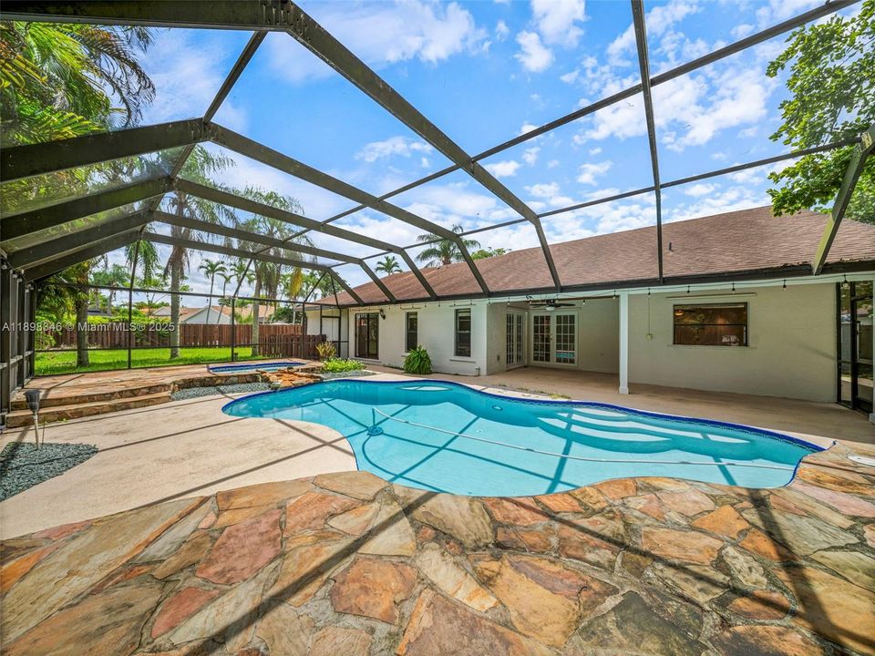 В аренду: $5,000 (4 спален, 2 ванн, 2471 Квадратных фут)