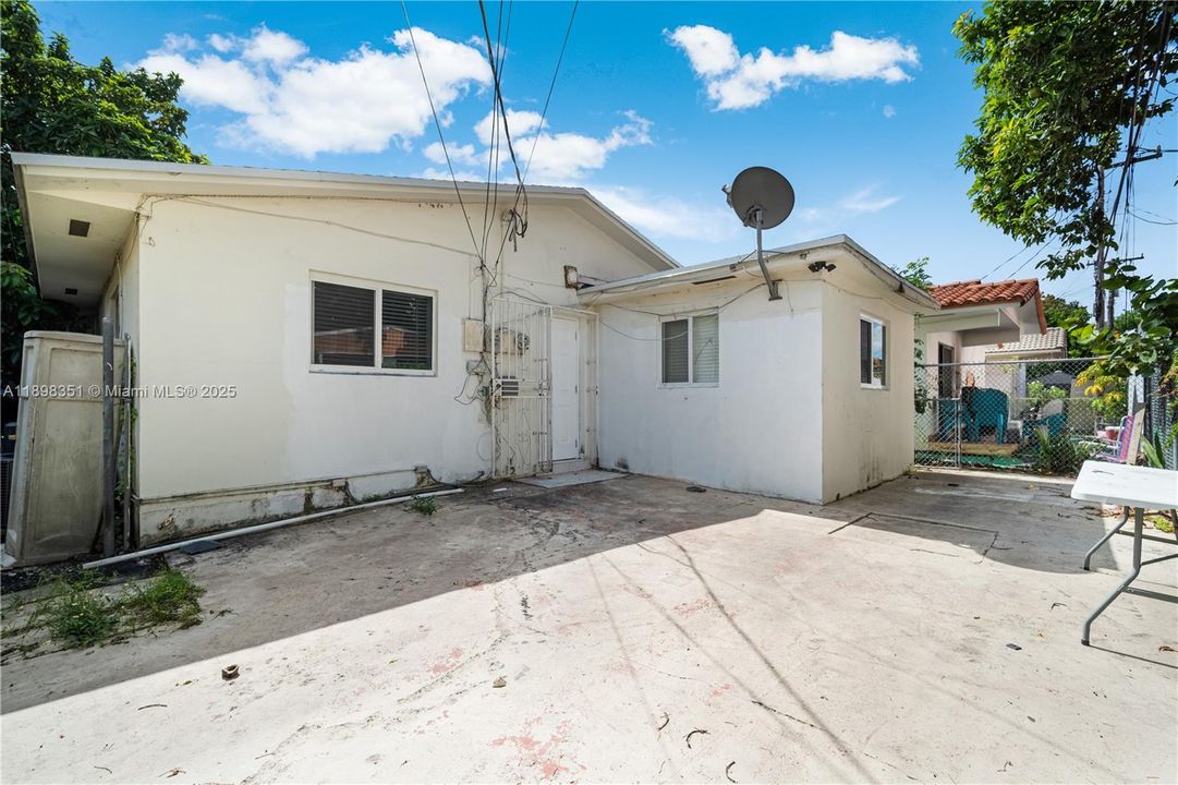 Recently Rented: $3,100 (4 beds, 2 baths, 1500 Square Feet)