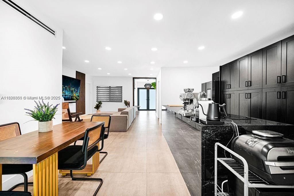 For Sale: $899,000 (4 beds, 3 baths, 1200 Square Feet)