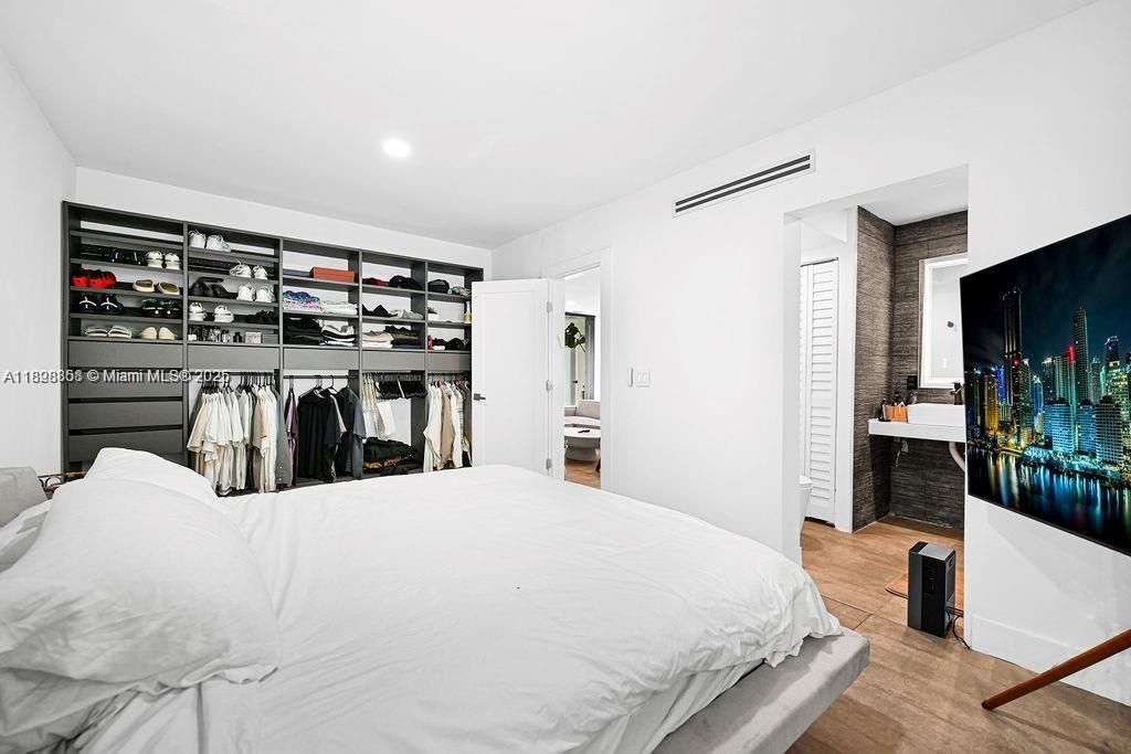 For Sale: $899,000 (4 beds, 3 baths, 1200 Square Feet)