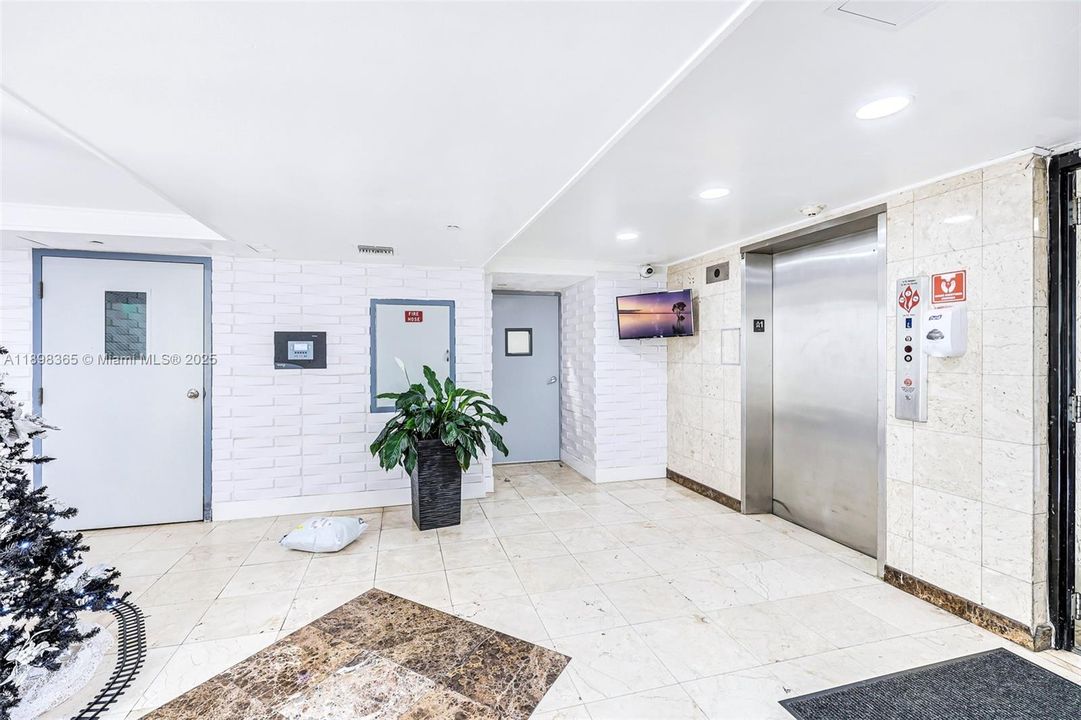 待售: $183,000 (1 贝兹, 1 浴室, 640 平方英尺)