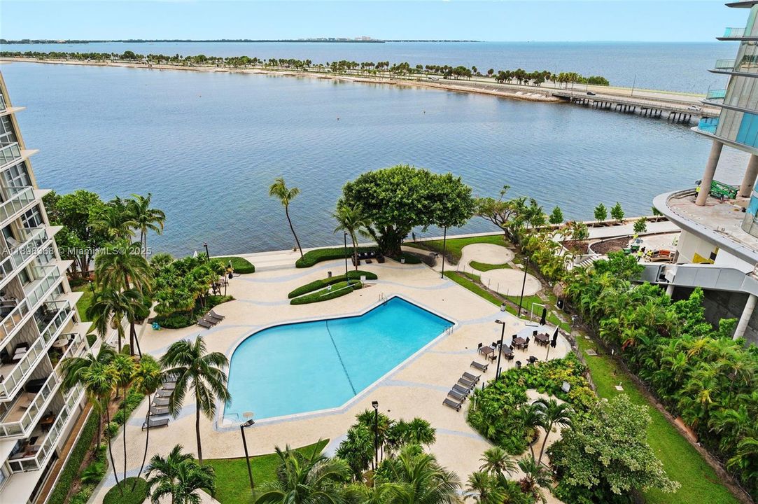 Недавно продано: $490,000 (2 спален, 2 ванн, 1357 Квадратных фут)