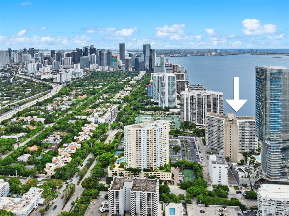 Недавно продано: $490,000 (2 спален, 2 ванн, 1357 Квадратных фут)