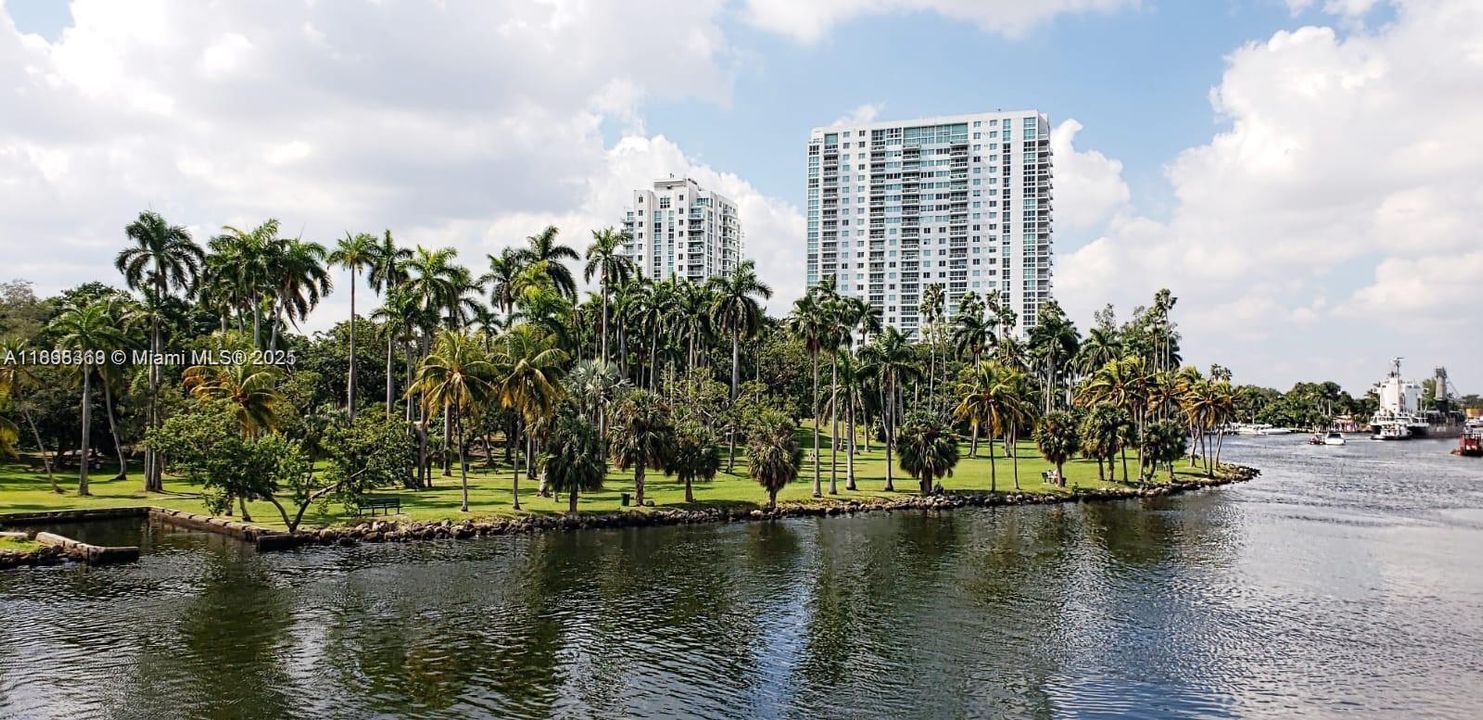 Activo con contrato: $325,000 (2 camas, 2 baños, 857 Pies cuadrados)