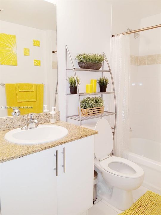 Activo con contrato: $325,000 (2 camas, 2 baños, 857 Pies cuadrados)