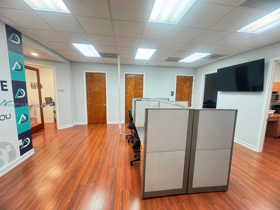 В аренду: $4,900 (0 спален, 0 ванн, 0 Квадратных фут)