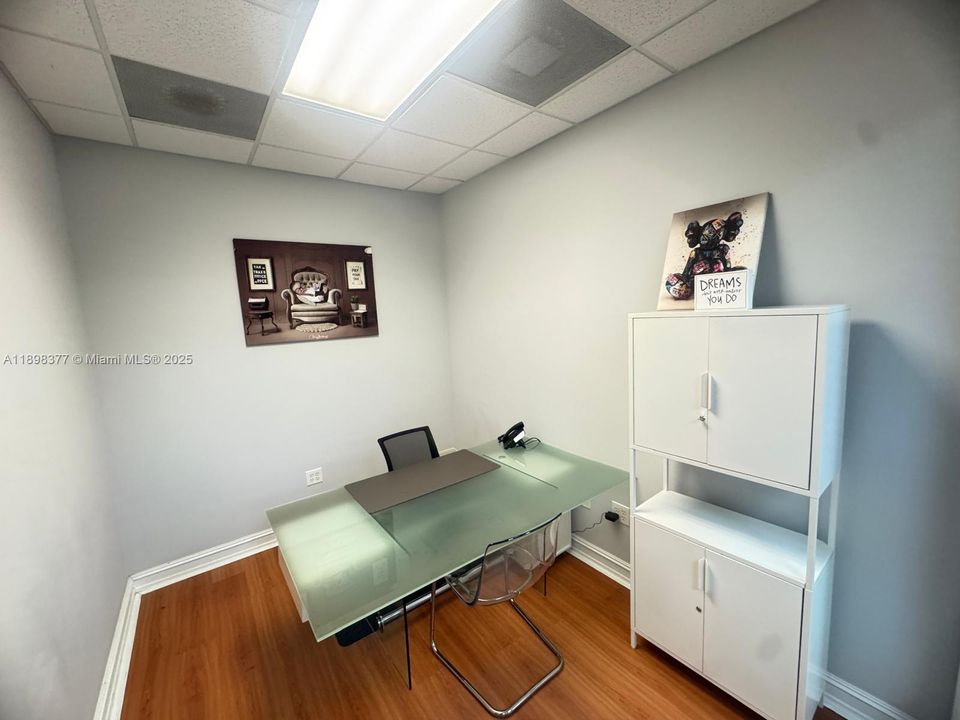 В аренду: $4,900 (0 спален, 0 ванн, 0 Квадратных фут)