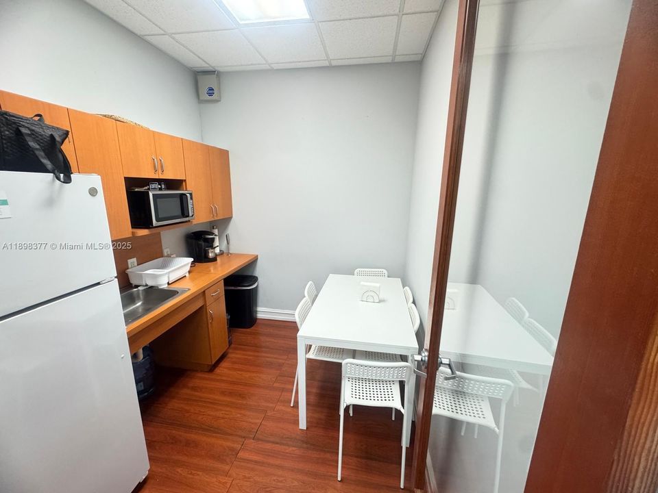 В аренду: $4,900 (0 спален, 0 ванн, 0 Квадратных фут)