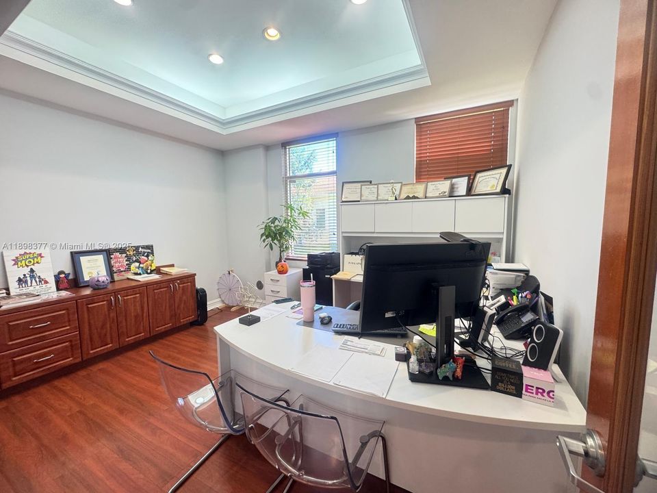 В аренду: $4,900 (0 спален, 0 ванн, 0 Квадратных фут)