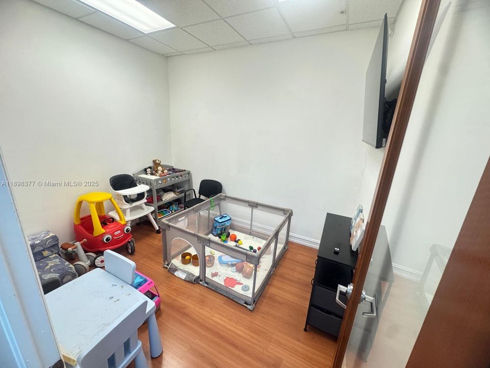 В аренду: $4,900 (0 спален, 0 ванн, 0 Квадратных фут)