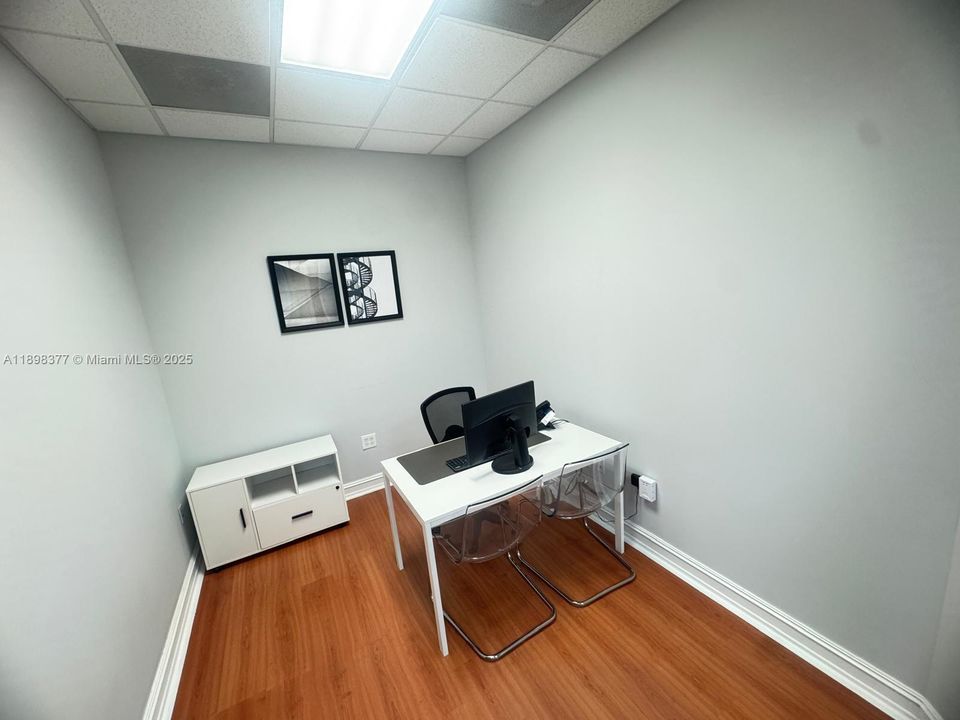 В аренду: $4,900 (0 спален, 0 ванн, 0 Квадратных фут)